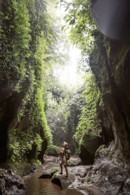 Bali, Endonezya'da ormanda bir kadın 