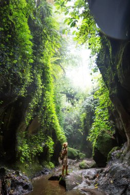 Bali, Endonezya'da ormanda bir kadın 