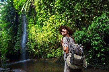 Bali, Endonezya üzerinde şelale yakın kadın 