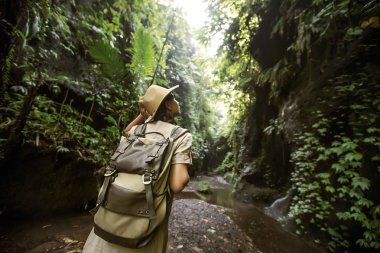 Bali, Endonezya'da ormanda bir kadın 