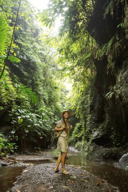 Bali, Endonezya'da ormanda bir kadın 