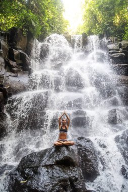 Bali şelale yakınında Kadın uygulamaları yoga, Endonezya