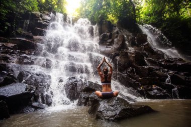 Bali şelale yakınında Kadın uygulamaları yoga, Endonezya