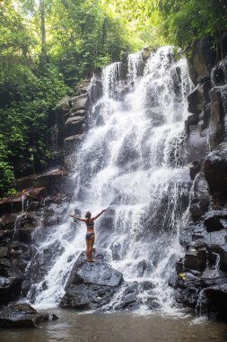 Bali şelale yakınında Kadın uygulamaları yoga, Endonezya