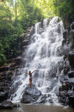 Bali şelale yakınında Kadın uygulamaları yoga, Endonezya