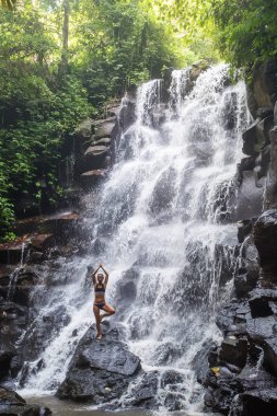 Bali şelale yakınında Kadın uygulamaları yoga, Endonezya