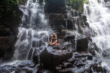 Bali şelale yakınında Kadın uygulamaları yoga, Endonezya