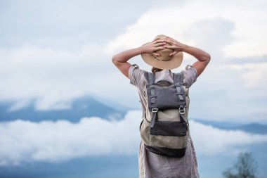 Batur, Bali, Indon dağının tepesinden gün doğumunun tadını çıkaran kadın