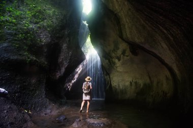 Bali, Endonezya üzerinde şelale yakın kadın 