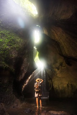 Bali, Endonezya üzerinde şelale yakın kadın 