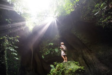 Bali, Endonezya'da ormanda bir kadın 