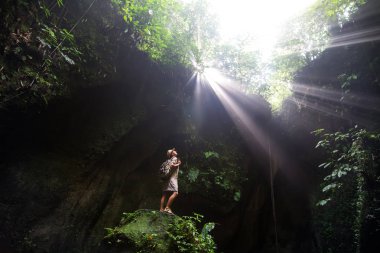 Bali, Endonezya'da ormanda bir kadın 