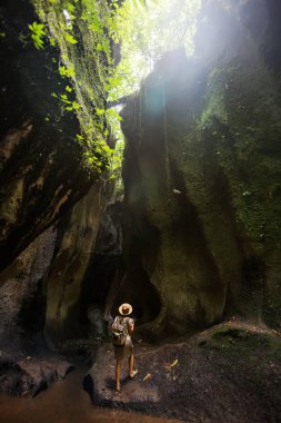Bali, Endonezya'da ormanda bir kadın 