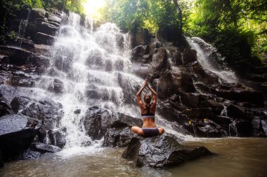Bali şelale yakınında Kadın uygulamaları yoga, Endonezya