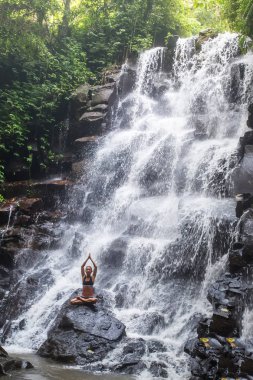 Bali şelale yakınında Kadın uygulamaları yoga, Endonezya