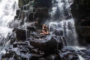 Bali şelale yakınında Kadın uygulamaları yoga, Endonezya