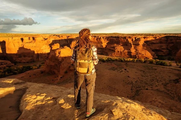 Un excursionista en el Monumento Nacional Canyon de Chelly — Foto de Stock