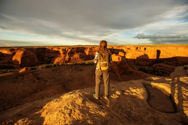 Um caminhante no Monumento Nacional do Canyon de Chelly — Fotografia de Stock