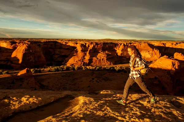 Kanyon de Chelly Ulusal Anıtı'nda bir yürüyüşçü