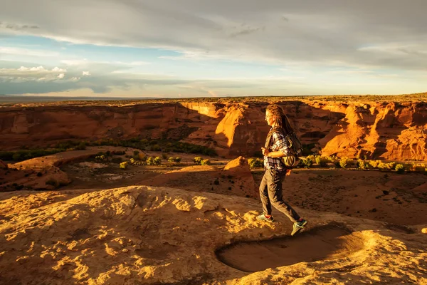 Kanyon de Chelly Ulusal Anıtı'nda bir yürüyüşçü