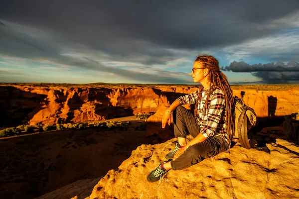 Kanyon de Chelly Ulusal Anıtı'nda bir yürüyüşçü