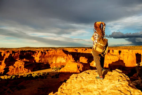 Kanyon de Chelly Ulusal Anıtı'nda bir yürüyüşçü