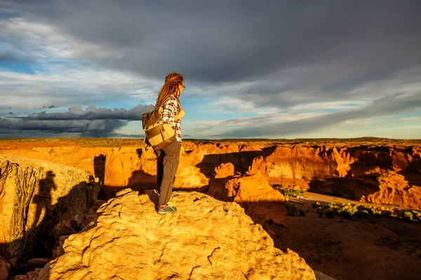 Kanyon de Chelly Ulusal Anıtı'nda bir yürüyüşçü