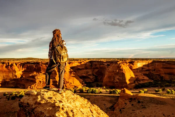 Kanyon de Chelly Ulusal Anıtı'nda bir yürüyüşçü