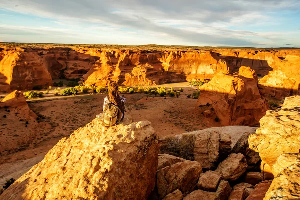 Kanyon de Chelly Ulusal Anıtı'nda bir yürüyüşçü
