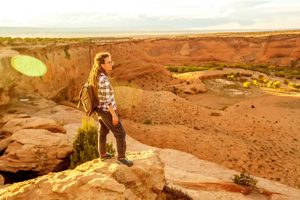 Kanyon de Chelly Ulusal Anıtı'nda bir yürüyüşçü