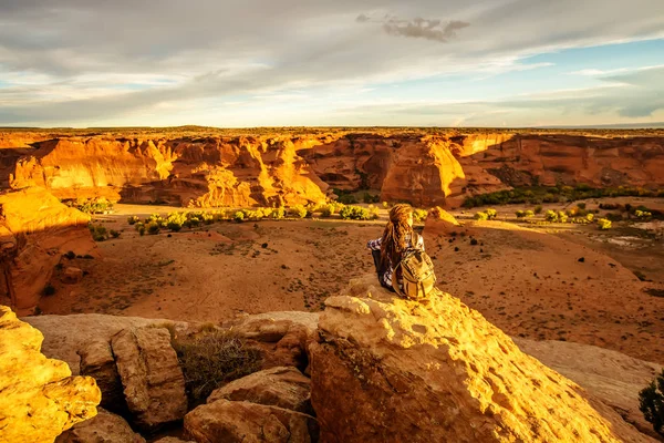 Kanyon de Chelly Ulusal Anıtı'nda bir yürüyüşçü