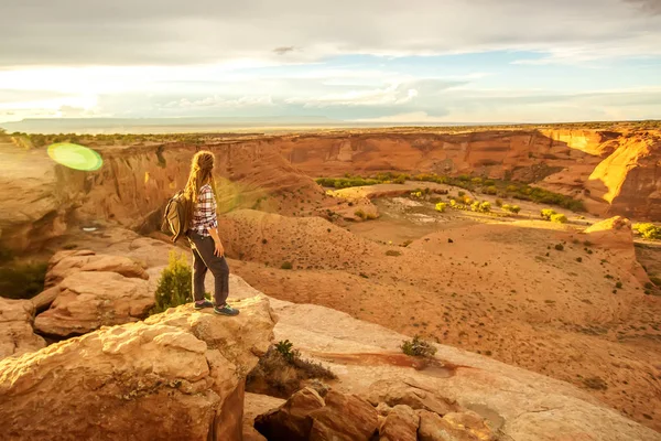 En vandrare i Canyon de Chelly National Monument — Stockfoto