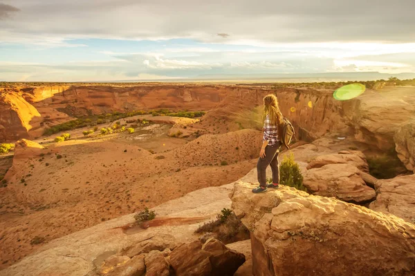 En vandrare i Canyon de Chelly National Monument — Stockfoto