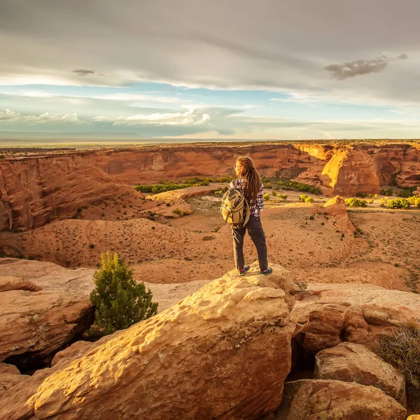 Kanyon de Chelly Ulusal Anıtı'nda bir yürüyüşçü
