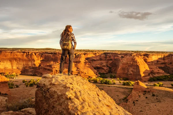 Um caminhante no Monumento Nacional do Canyon de Chelly — Fotografia de Stock