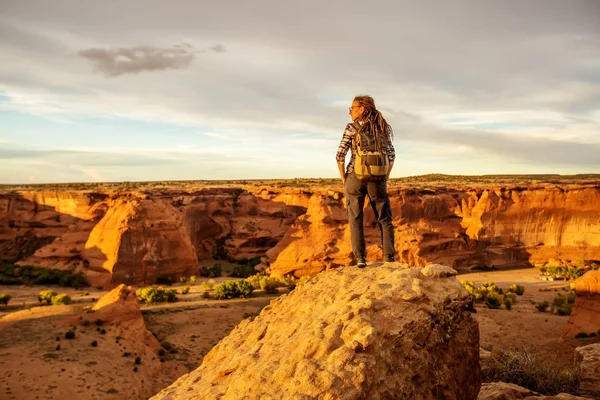 Kanyon de Chelly Ulusal Anıtı'nda bir yürüyüşçü