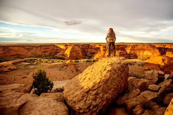 Kanyon de Chelly Ulusal Anıtı'nda bir yürüyüşçü
