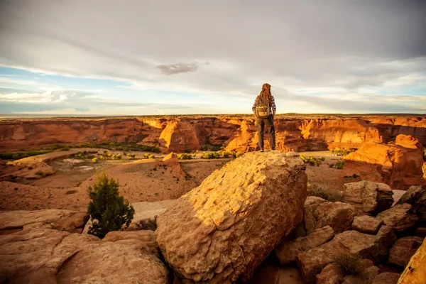 En vandrare i Canyon de Chelly National Monument — Stockfoto