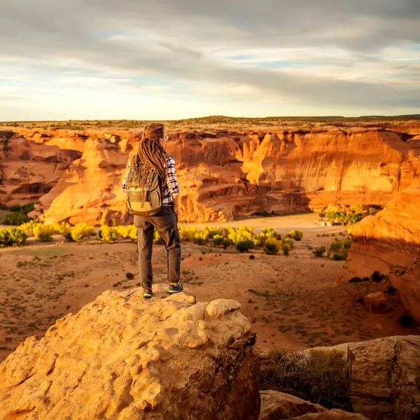 Um caminhante no Monumento Nacional do Canyon de Chelly — Fotografia de Stock