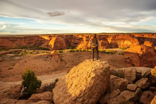 Kanyon de Chelly Ulusal Anıtı'nda bir yürüyüşçü