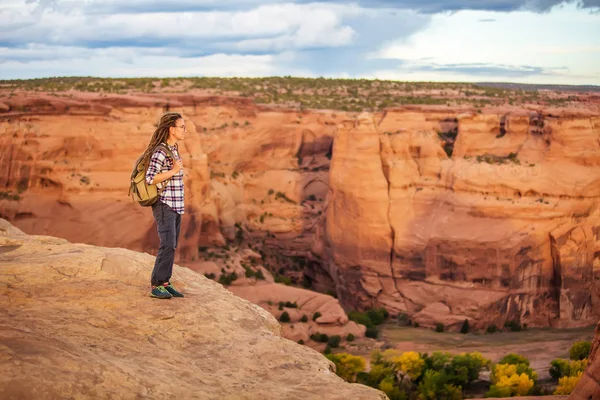 Um caminhante no Monumento Nacional do Canyon de Chelly — Fotografia de Stock