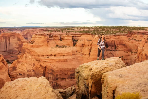 En vandrare i Canyon de Chelly National Monument — Stockfoto