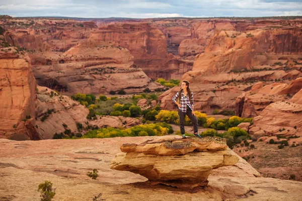 Um caminhante no Monumento Nacional do Canyon de Chelly — Fotografia de Stock