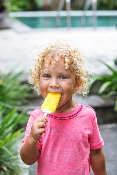  sarışın kıvırcık saçlı küçük çocuk dondurma yiyor 