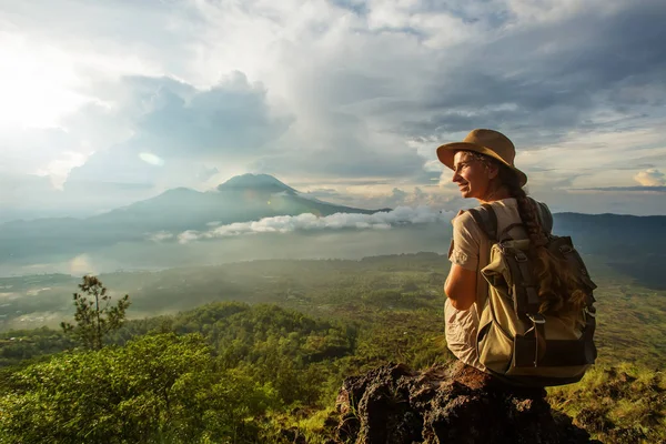 Batur, Bali, Indon dağının tepesinden gün doğumunun tadını çıkaran kadın