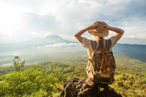 Batur, Bali, Indon dağının tepesinden gün doğumunun tadını çıkaran kadın