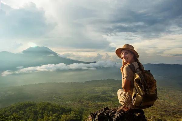 Batur, Bali, Indon dağının tepesinden gün doğumunun tadını çıkaran kadın
