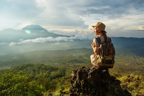 Batur, Bali, Indon dağının tepesinden gün doğumunun tadını çıkaran kadın