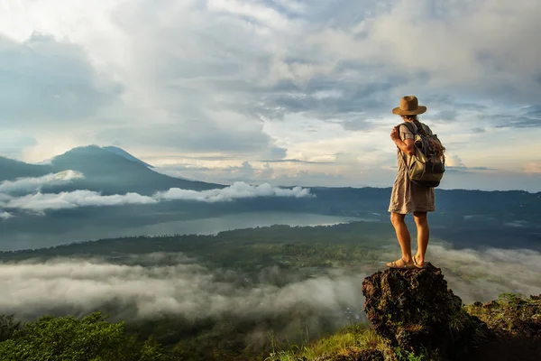 Mujer disfrutando del amanecer desde una cima de la montaña Batur, Bali, Indon — Foto de Stock