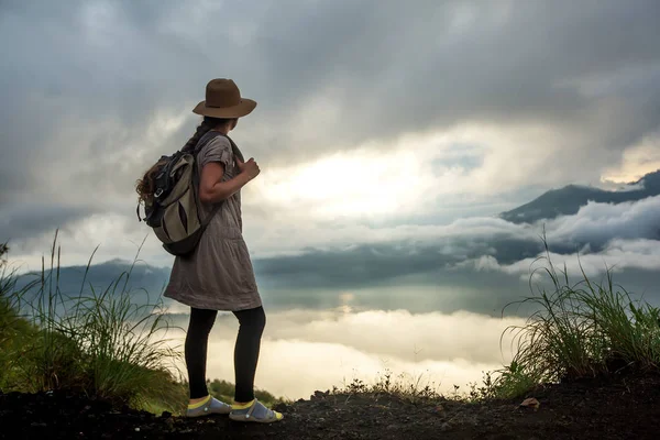 Vrouw genieten van zonsopgang vanaf een top van de berg Batur, Bali, Indon — Stockfoto